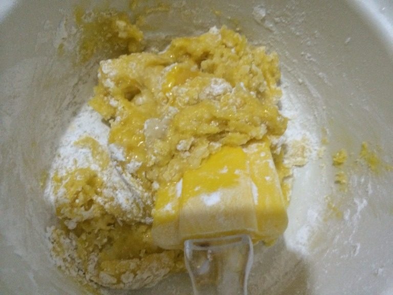 纸杯戚风,取1/3蛋白,倒入蛋黄盆中,切拌均匀。再把面糊全部倒入蛋清盆中,切拌均匀