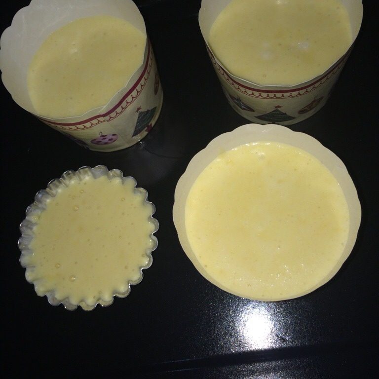 纸杯戚风,把拌好的面糊倒入纸杯中,八分满为宜