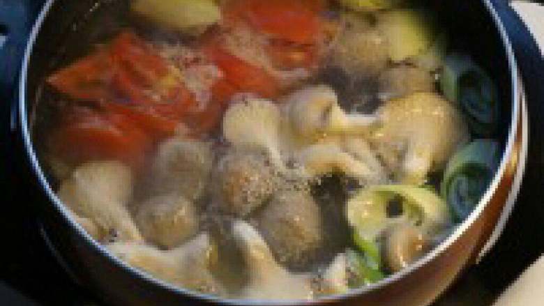 自制【油而不腻的火锅】,加入豆腐和<a style='color:red;display:inline-block;' href='/shicai/ 3551'>西红柿</a>，<a style='color:red;display:inline-block;' href='/shicai/ 3551'>西红柿</a>是必 须的，能在涮肉时去油腻。