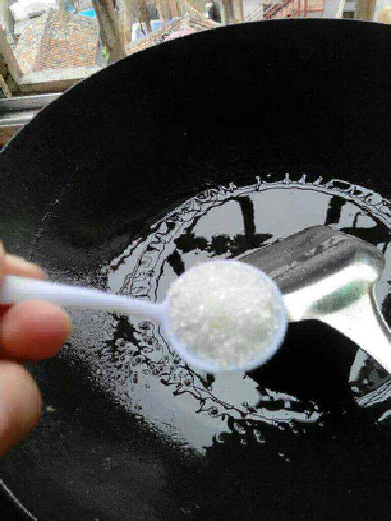 土豆青椒红烧肉,热锅放油,放一勺白糖炒糖色