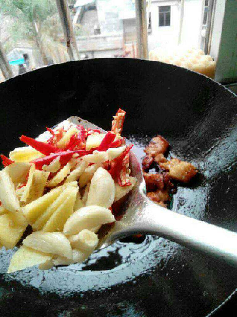 土豆青椒红烧肉,再放姜蒜,红天椒翻炒香