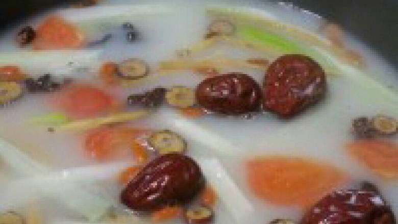 自制【清汤牛奶火锅】,将清水放入火锅中，里面放入切 好的葱段、干山楂、五颗红枣、切 好的<a style='color:red;display:inline-block;' href='/shicai/ 3551'>西红柿</a>小块、3朵<a style='color:red;display:inline-block;' href='/shicai/ 3746'>大料</a>和一小把 枸杞，然后撒入少许盐和胡椒粉。待清汤熬开， 加入半桶特仑苏<a style='color:red;display:inline-block;' href='/shicai/ 219'>牛奶</a>。自制清汤火锅成功。