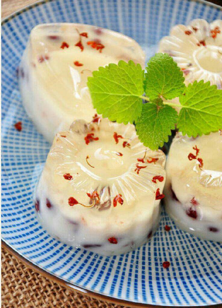 牛奶桂花糕,将剩余的鱼胶粉加冰糖碎、水100g煮沸，将<a style='color:red;display:inline-block;' href='/shicai/ 219'>牛奶</a>煮沸，两者分别与红豆混合，晾凉后倒入已经凝固的桂花糕模具中，再继续放到冰箱中冷藏，凝固后取出，反扣到碟子上即可。干桂花、<a style='color:red;display:inline-block;' href='/shicai/ 3729'>白糖</a>加水50g煮沸至稠浓状晾凉之后浇于桂花糕上即可