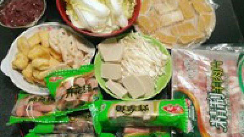 自制【家庭清汤火锅】,准备自己喜欢的火锅料还有涮菜 ,个人觉得安井牌子的火锅丸子 都挺不错,特别推荐安井的炸芋 角和撒尿牛丸,<a style='color:red;display:inline-block;' href='/shicai/ 36121'>涮羊肉</a>当然是必 不可少的啦,肥牛也不错,冻豆 腐是自己在超市买的老<a style='color:red;display:inline-block;' href='/shicai/ 465'>豆腐</a>拿到 家切块再放冰箱冻上两天,千叶 <a style='color:red;display:inline-block;' href='/shicai/ 465'>豆腐</a>也是安井的,不过个人不是 太喜欢。