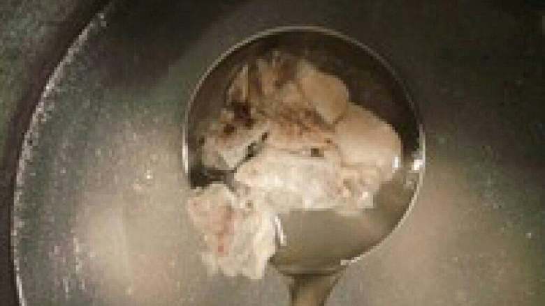 自制【家庭清汤火锅】,锅底是自己在超市买的龙骨(不 是冷冻的),直接放高压锅里清 炖,汤不用熬得太浓,清淡些也 很美味,加点盐巴味精稍微调个 味,放在火锅里是越煮越浓的。