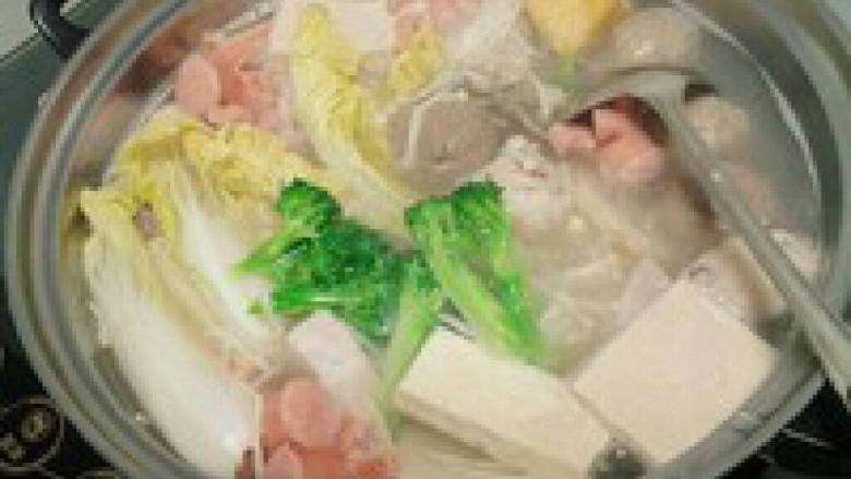 自制【家庭清汤火锅】,各种杂七杂八的涮菜全部放进去 ,五颜六色真有好看。