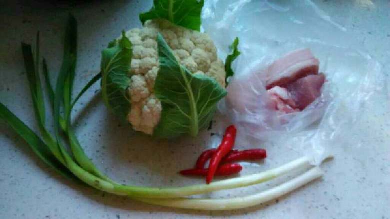 自制【干锅花菜】,准备好的材料。
