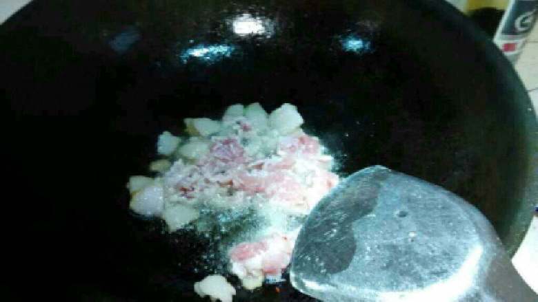 自制【干锅花菜】,炒出油来就把瘦肉放进去翻炒变色后盛出备用。