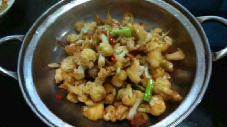 自制【干锅花菜】,在倒入干锅里开着小火。