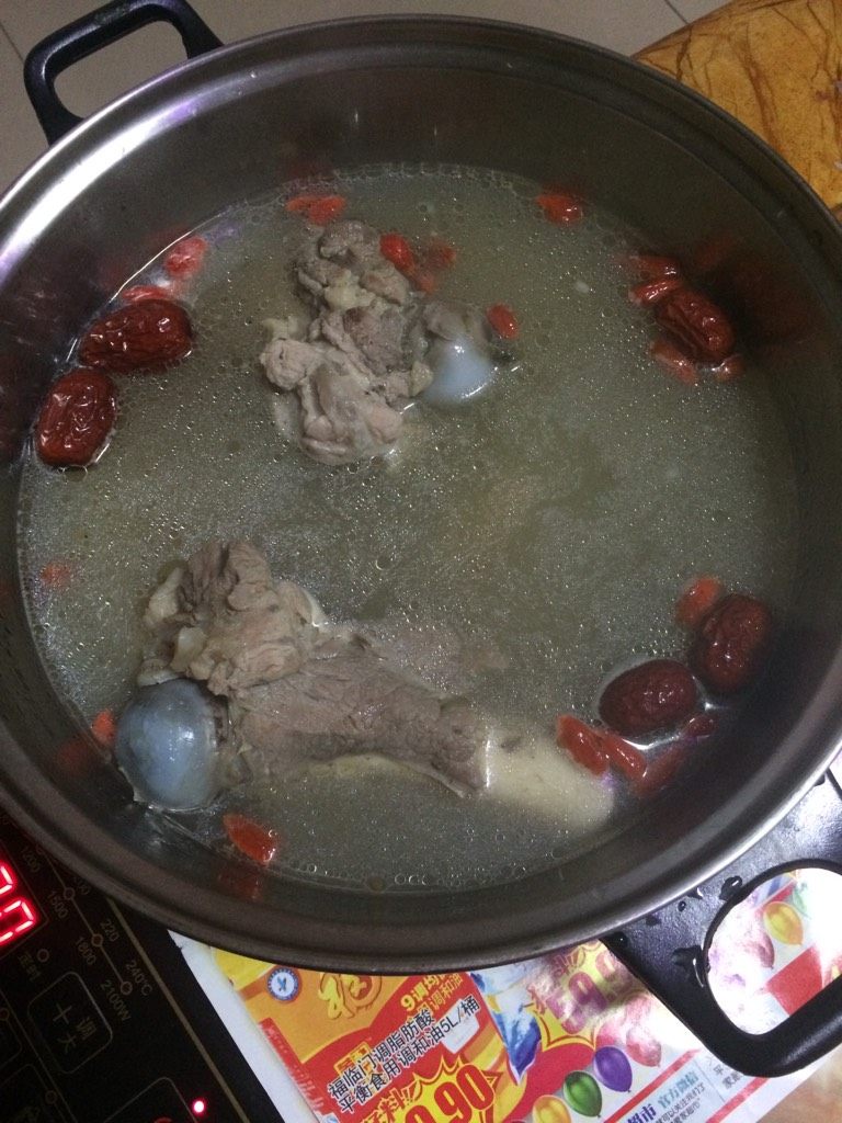 筒子骨锅底火锅,如图将炖煮好的骨头汤盛出,加入红枣,枸杞,甜味放电磁炉煮开即可涮煮自己喜欢吃的火锅菜