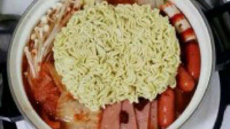 杂锦火锅,将食材都切好 码在锅子里 把淹好的酱放在码好的食材上加水
