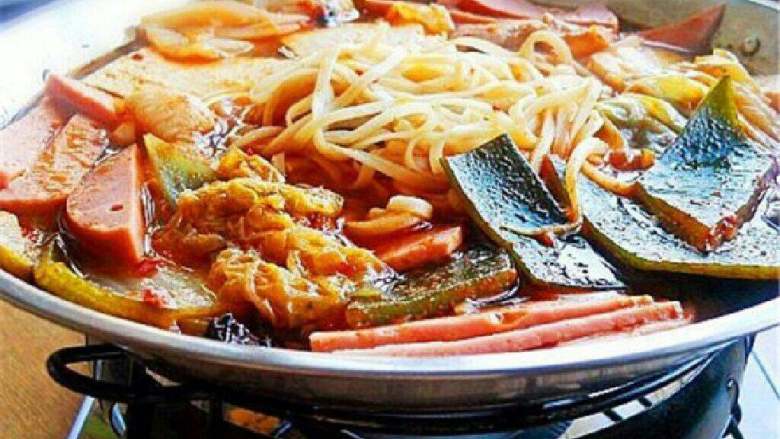 韩国部队火锅,将锅坐在酒精炉上,边煮边吃