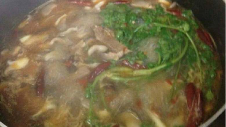 红烧牛肉火锅,准备停当,就可以开刷了。想吃什么就下什么吧,自由自在享受快乐生活。把剩下的绿叶菜,统统放入锅中,圆圆满满结束快乐一餐。