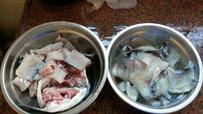 水煮活魚,再將魚肉切片,魚骨魚刺部分切段,如圖