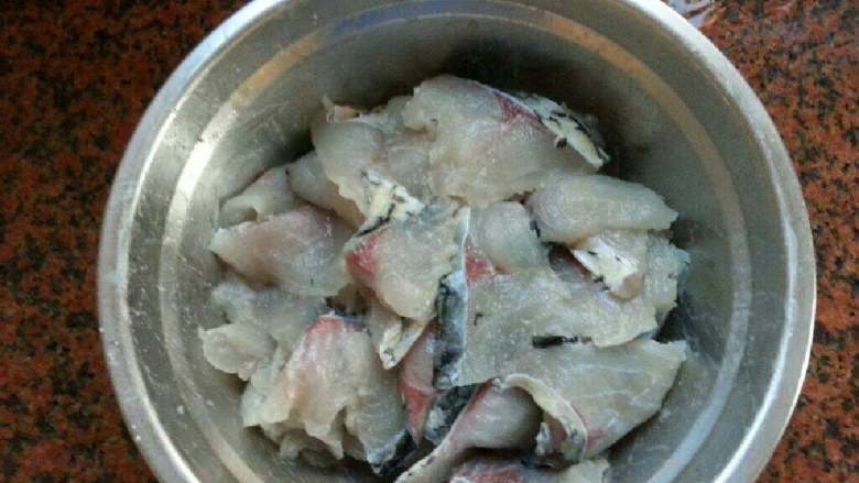 水煮活魚,魚片加入鹽雞精料酒生粉各適量醃製,以個人口味添加,如圖
