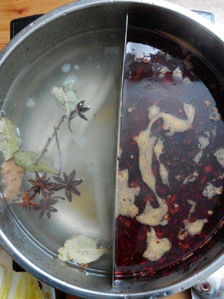 自制简易菌类火锅,拿出鸳鸯锅，一边加入麻辣火锅料、<a style='color:red;display:inline-block;' href='/shicai/ 37'>姜</a>片、<a style='color:red;display:inline-block;' href='/shicai/ 138'>大葱</a>段，另一边加入<a style='color:red;display:inline-block;' href='/shicai/ 37'>姜</a>片、<a style='color:red;display:inline-block;' href='/shicai/ 138'>大葱</a>段、<a style='color:red;display:inline-block;' href='/shicai/ 673'>枸杞</a>、香叶、<a style='color:red;display:inline-block;' href='/shicai/ 3551'>西红柿</a>圈、<a style='color:red;display:inline-block;' href='/shicai/ 756'>鸡精</a>、盐，两边都加入清水烧开。