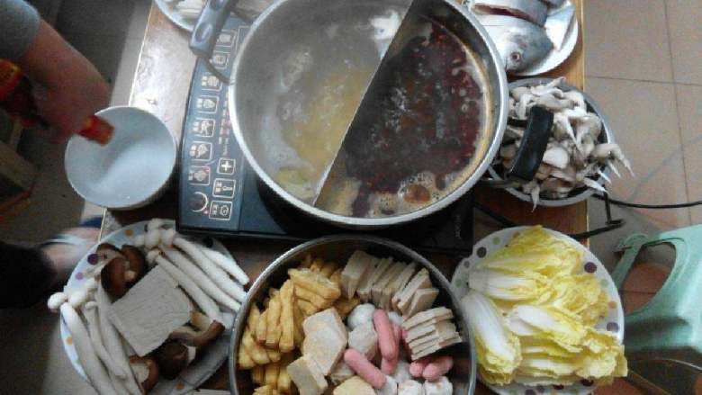 自制简易菌类火锅,准备各种菜,平菇、蘑菇、香菇、金针菇、鸡腿菇、茶树菇、海鲜菇、金昌鱼、各种肉丸、千张、年糕、山药、娃娃菜、生菜、火锅粉,等等。