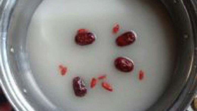 自制【养生菌菇火锅】,锅里放入枸杞,<a style='color:red;display:inline-block;' href='/shicai/ 2470'>红枣</a>,放入史云 生高汤煮开。