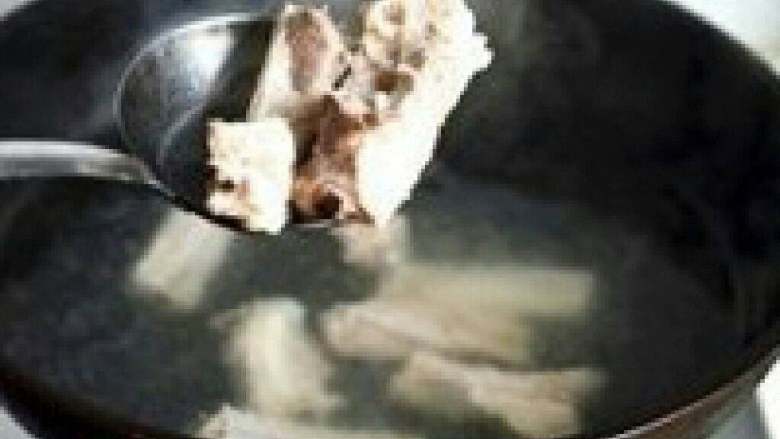 自制【排骨火锅】,锅中倒入清水,大火煮开后放入 排骨,焯烫2分钟后将排骨捞出 沥干水分,焯烫的水倒掉不用。