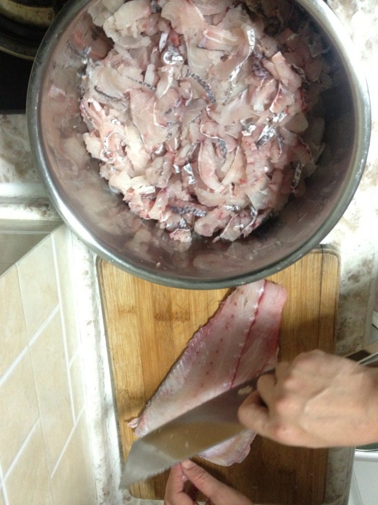 温州鱼饼,如图,切下的鱼肉,去骨,切薄片
