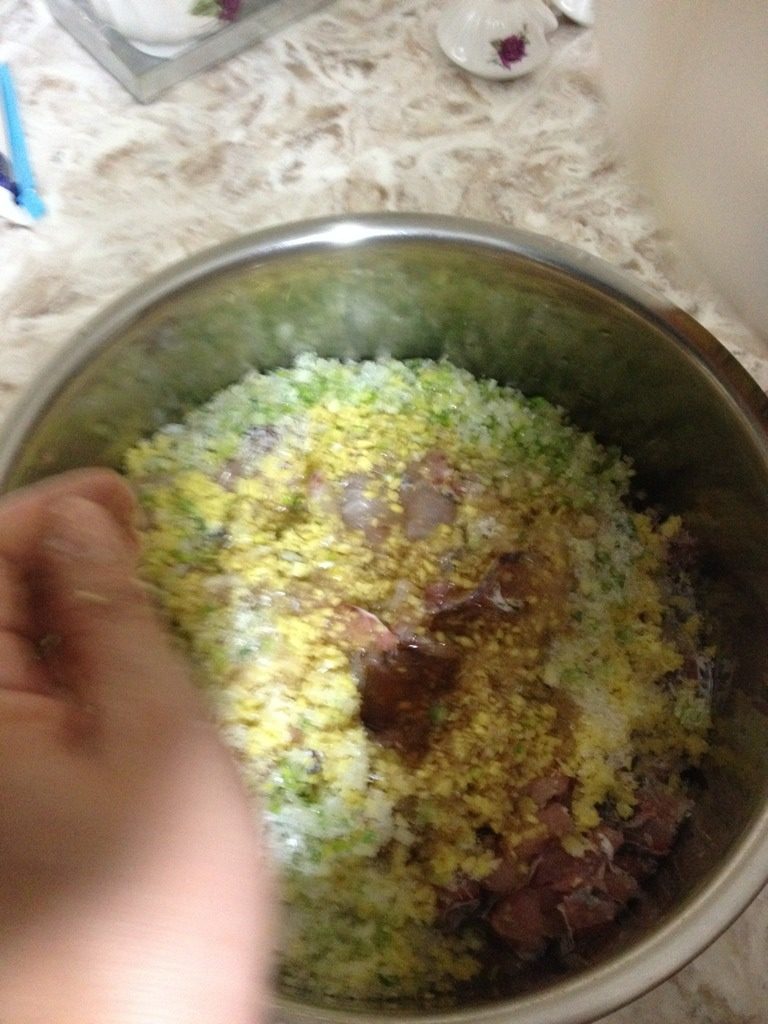温州鱼饼,如图,把姜末葱末放入鱼片中,再加入盐,白糖,味精,黄酒,和一点点的酱油