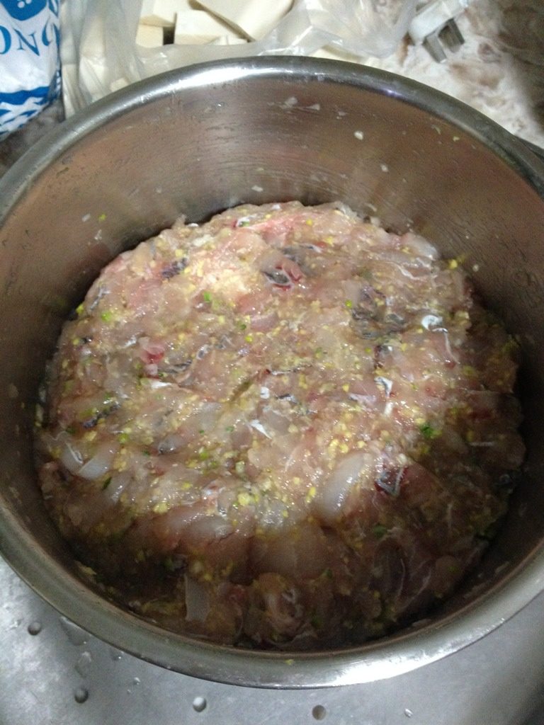 温州鱼饼,如图,搅拌均匀,腌制入味