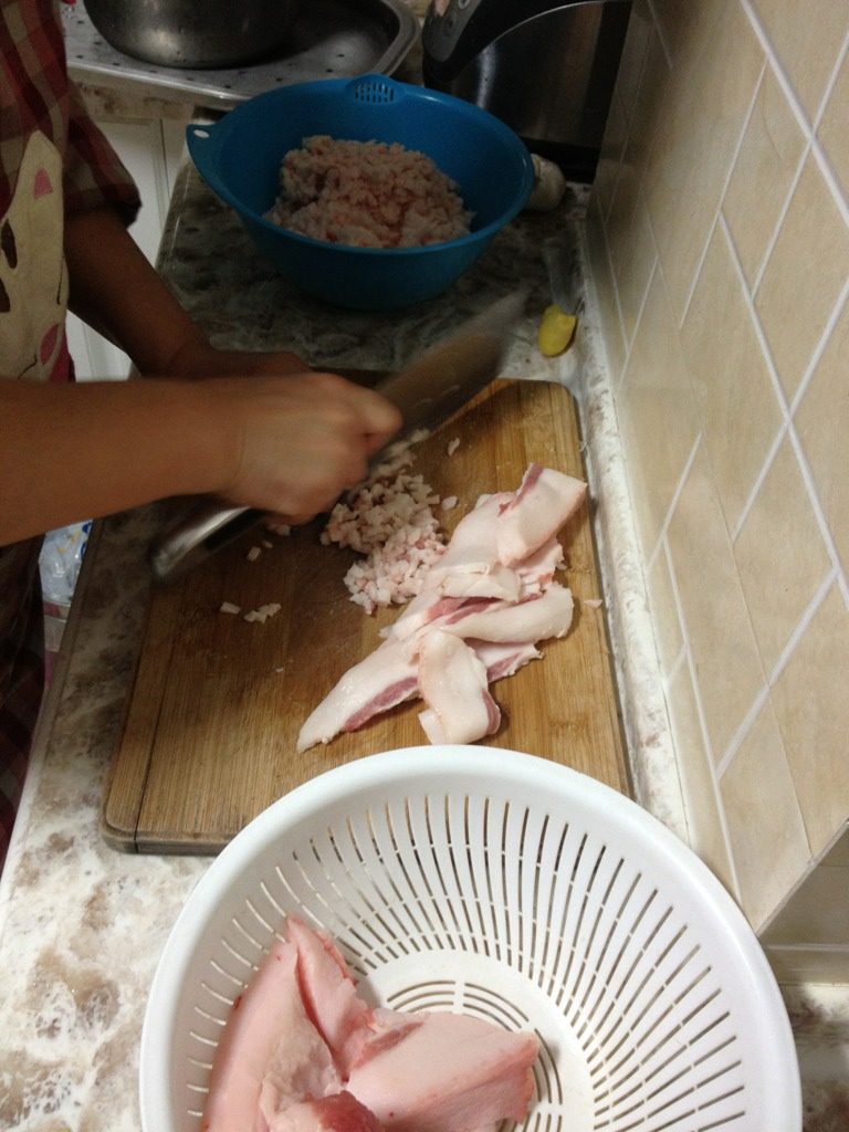 温州鱼饼,如图,<a style='color:red;display:inline-block;' href='/shicai/ 940'>肥肉</a>切片再改刀为丝,再切成肉末