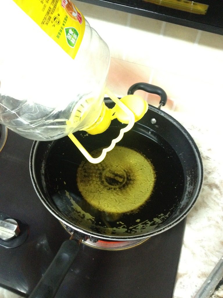 温州鱼饼,如图,锅内倒油,中火