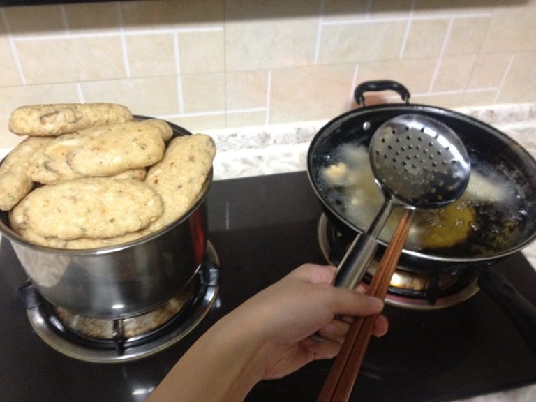 温州鱼饼,如图,晾凉,放冷冻即可。需要隔水蒸15到20分钟,才可以食用。