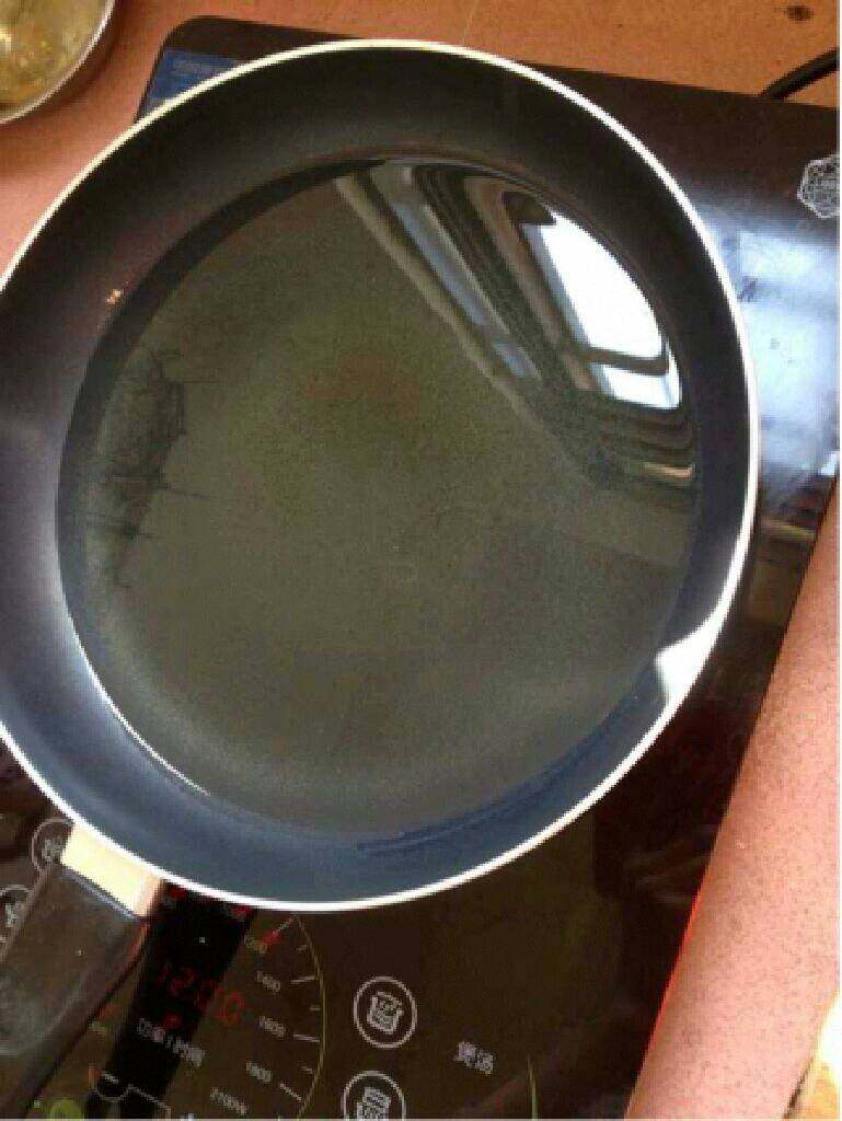 自制【菠萝咕噜肉】,热锅里放油(油放多一点)。