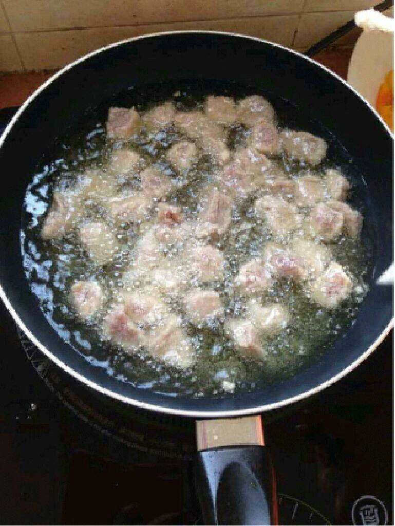 自制【菠萝咕噜肉】,油热后在放进腌制好的肉炸。