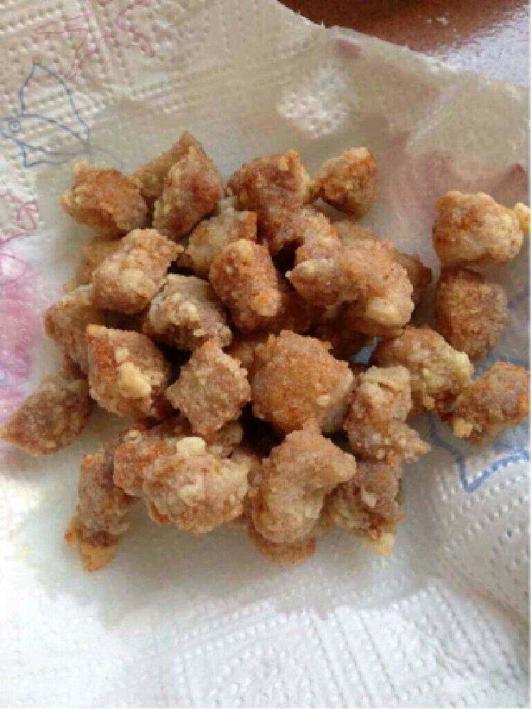 自制【菠萝咕噜肉】,炸好后捞出来。