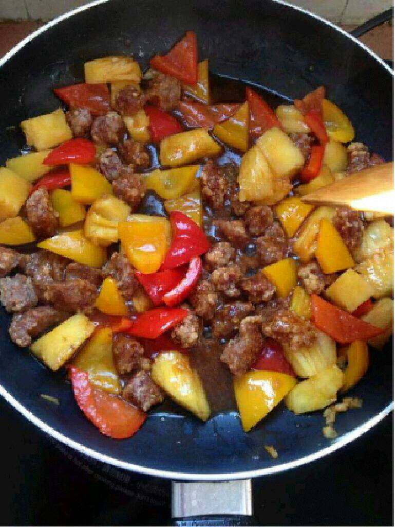 自制【菠萝咕噜肉】,在把炸好的肉放进去翻炒。