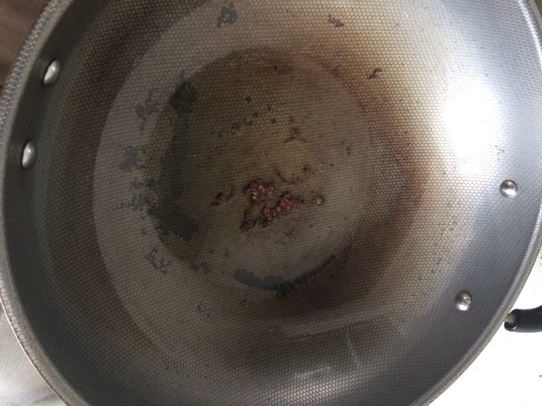 辣子鸡,如图锅里加入食用油,七成热丢几粒花椒