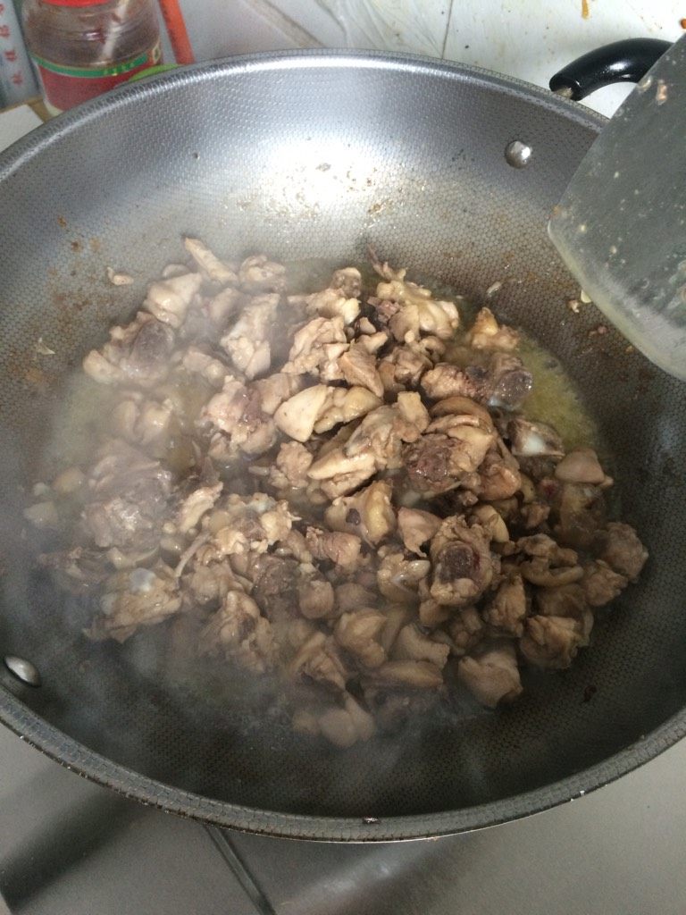 辣子鸡,如图翻炒,至鸡肉中的油脂炒出,没有多余的水分,锅里都是油为止