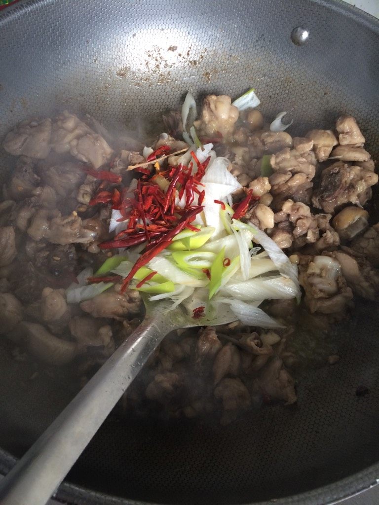 辣子鸡,如图加入葱姜辣椒丝,料酒