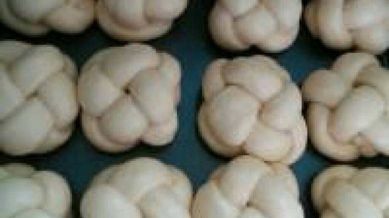 一步步教你面包的做法,15.二次发酵好的面包,如图。放入烤箱中层,上下火180度烤10分钟转下层再烤8分钟。