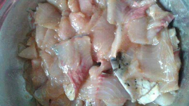 酸菜鱼,鱼片用<a style='color:red;display:inline-block;' href='/shicai/ 718'>料酒</a>，<a style='color:red;display:inline-block;' href='/shicai/ 59093'>鸡蛋清</a>，<a style='color:red;display:inline-block;' href='/shicai/ 720'>胡椒粉</a>，<a style='color:red;display:inline-block;' href='/shicai/ 788'>生抽</a>，生粉腌制