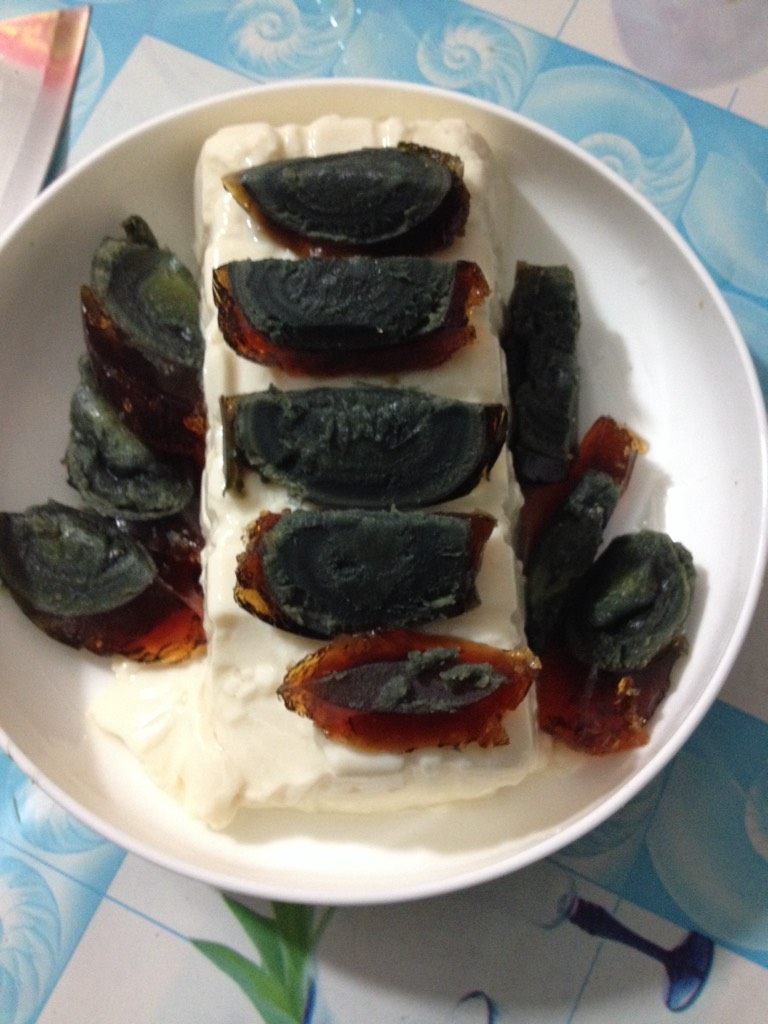 皮蛋拌豆腐,如图豆腐倒出，<a style='color:red;display:inline-block;' href='/shicai/ 14'>皮蛋</a>改刀