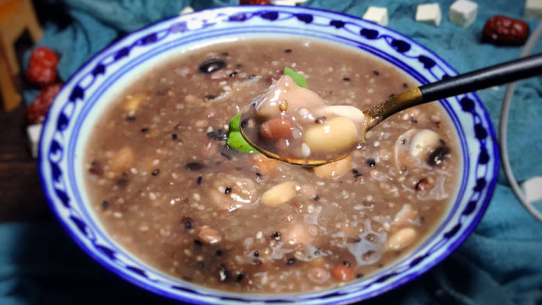 八宝粥,出锅装碗,上桌即可食用