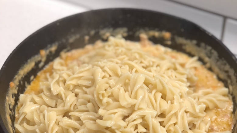 吞拿鱼意面🍝,倒入煮好的意面,加入盐,黑胡椒调味,翻拌均匀。