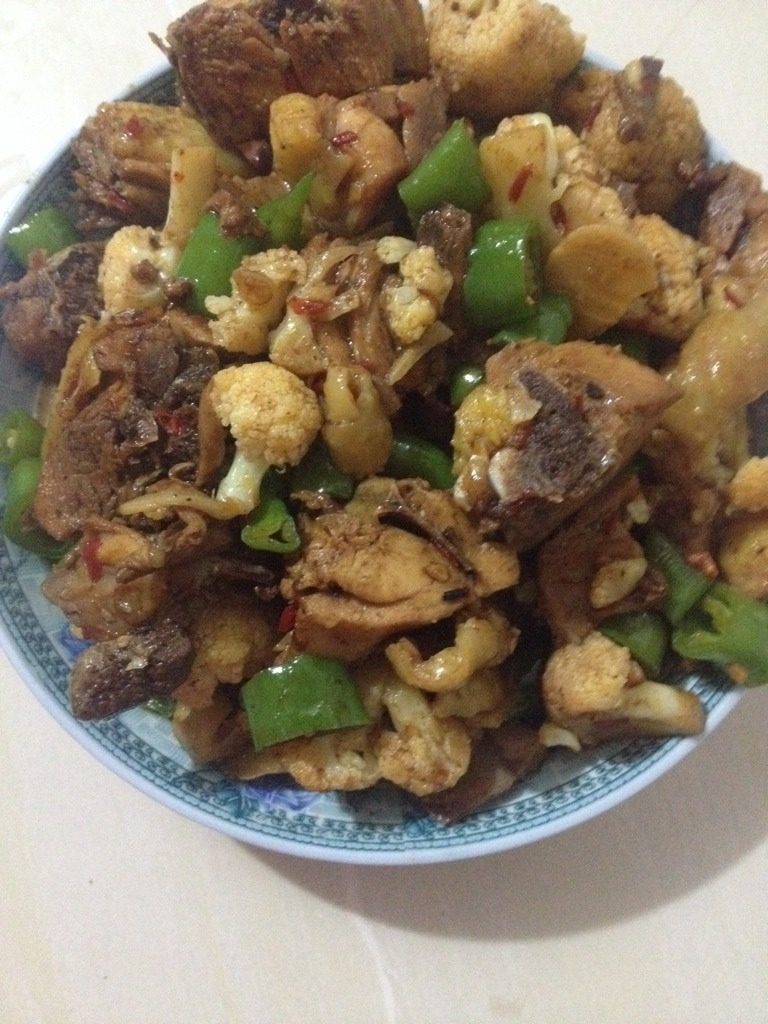 鸡肉烧花菜,放入鸡肉块翻炒，再加入花菜翻炒，加一小碗清水，中小火焖煮至水干，放入盐，鸡精调味，再倒入干辣椒段翻炒出辣味即可