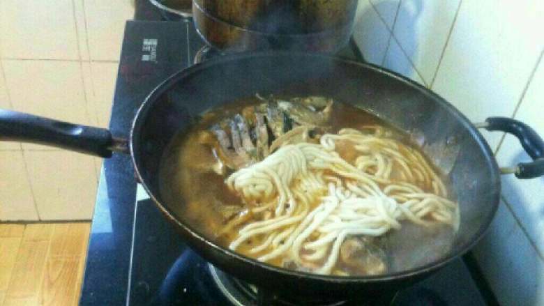 鲤鱼炖粉儿,将土豆粉倒入锅中炖10分钟;