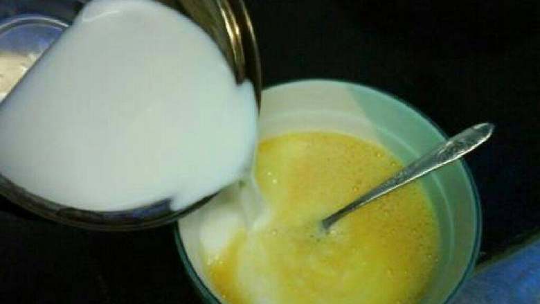 牛奶鸡蛋羹,把<a style='color:red;display:inline-block;' href='/shicai/ 9'>鸡蛋</a>打碎，放入碗里搅匀。同时倒入<a style='color:red;display:inline-block;' href='/shicai/ 219'>牛奶</a>。搅拌。