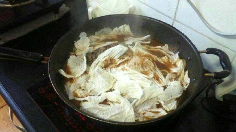 鲤鱼炖粉儿,最后放白菜炖5分钟;