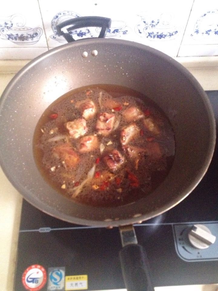 糖醋排骨,加冷水没过排骨四分之三,直接没过也行。待水开后转小火烧几分钟,时间越久越入味