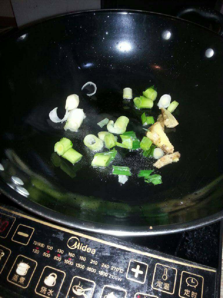 红烧小黄鱼,锅中倒适量油,大葱头和姜蒜片爆锅。