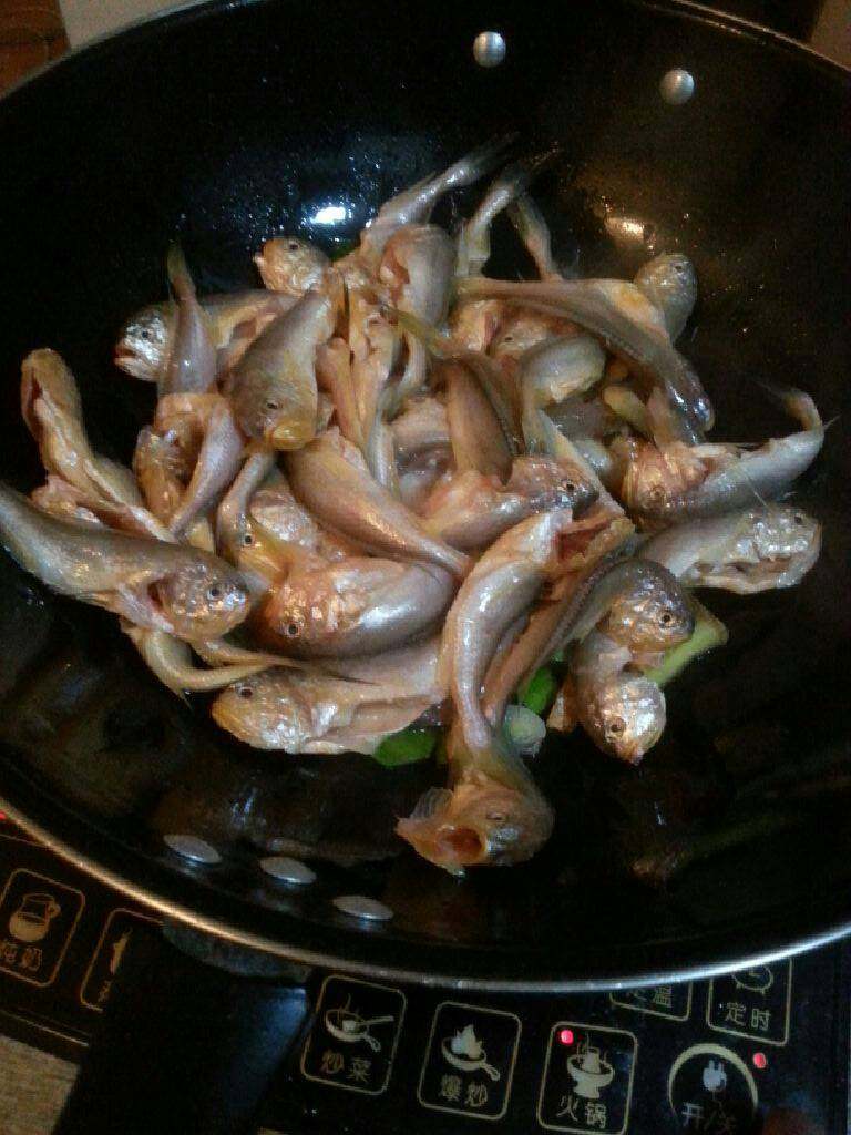 红烧小黄鱼,将小黄鱼倒入,稍微煎炸一下。
