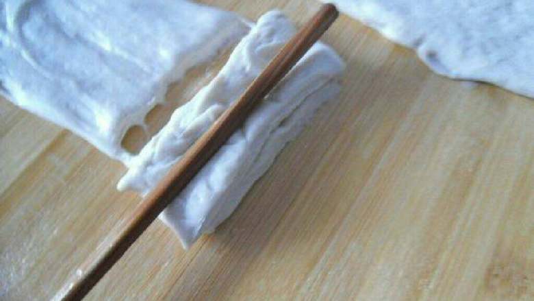 无矾健康油条,将两片放在一起。用筷子压一下,使其成为一体,即为油条毛坯。