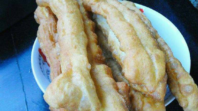 无矾健康油条,捞出装盘,即可上桌食用。
